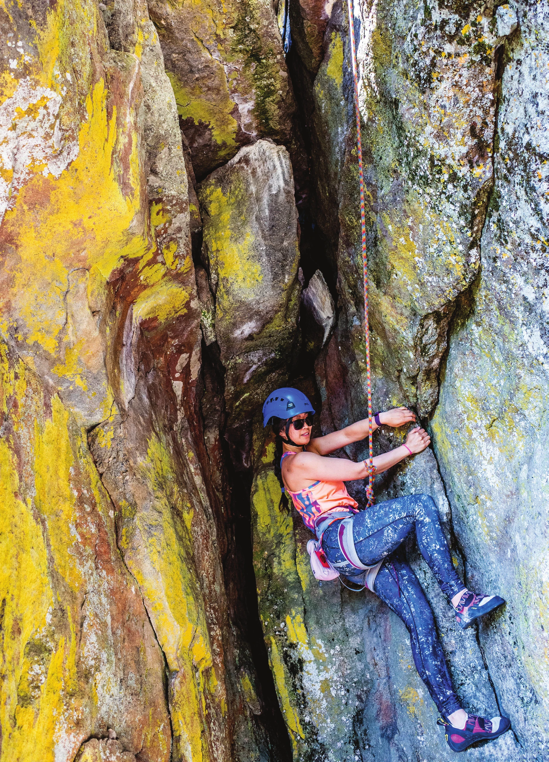 Couverture du manuel Escalade de roche en moulinette, montrant une grimpeuse sur une paroi orange et jaune