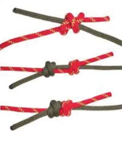 Trois étapes du nœud de pêcheur double reliant une cordelette rouge et une cordelette grise (© Petzl)